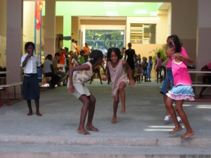 kids_playing_before_school