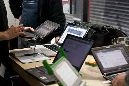3535573925_40077701541 Computers running Sugar at the SugarCamp in Paris