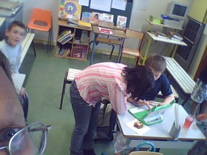 Due studenti lavorano su un XO