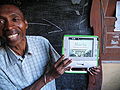 Le professeur Ephrem avec l'ebook en malgache.JPG